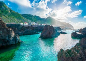 Explore lugares encantadores, praias deslumbrantes e paisagens incríveis. Descanse num destes destinos de férias sem gastar muito dinheiro.