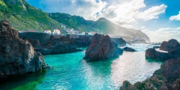 Explore lugares encantadores, praias deslumbrantes e paisagens incríveis. Descanse num destes destinos de férias sem gastar muito dinheiro.