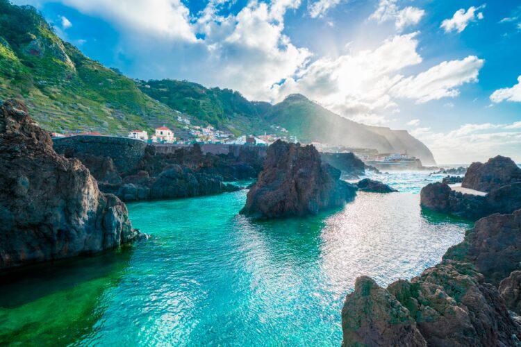 Explore lugares encantadores, praias deslumbrantes e paisagens incríveis. Descanse num destes destinos de férias sem gastar muito dinheiro.
