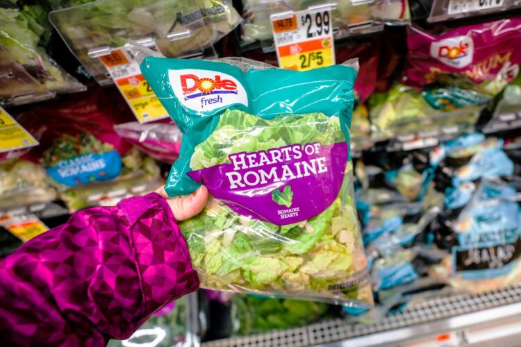 Saladas embaladas prontas a consumir pode parecer uma ideia agradável. É prático, fácil de usar, basta temperar. No entanto, não se deixe iludir.