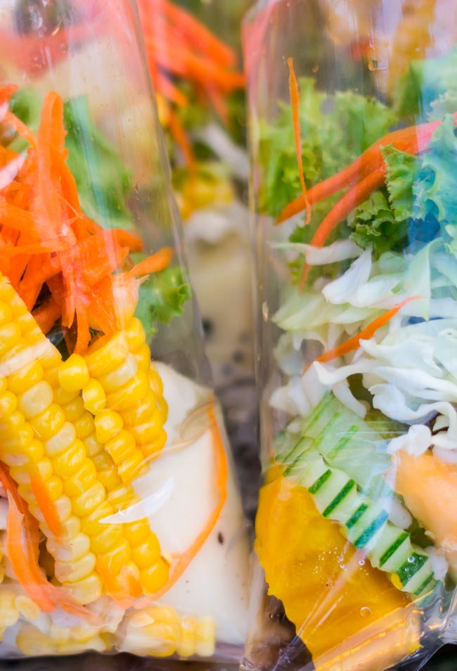 7 razões para evitar saladas embaladas no supermercado Saladas embaladas prontas a consumir pode parecer uma ideia agradável. É prático, fácil de usar, basta temperar. No entanto, não se deixe iludir.