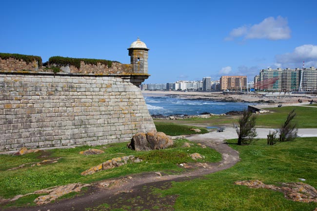 12 destinos de férias baratos em Portugal Doze sugestões de destinos de férias baratos. São todos maravilhosos e permitem-lhe ter uns dias de descanso memoráveis a baixo custo.
