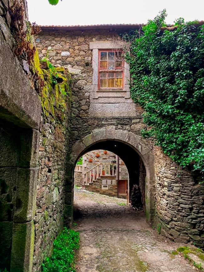 O que visitar perto do Porto: 8 aldeias de visita obrigatória Descubra o encanto das aldeias perto do Porto! Paisagens deslumbrantes e cheias de vida. Conheça 8 destinos imperdíveis para visitar perto do Porto.