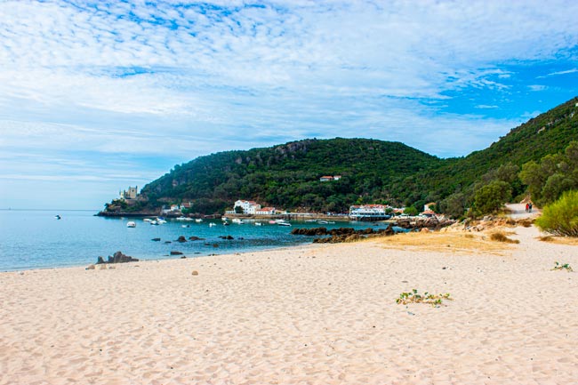 Praia: os 10 melhores destinos de férias baratos em Portugal Descubra os 10 melhores destinos de férias baratos em Portugal que incluem praia! Passe umas férias de verão inesquecíveis em Portugal!
