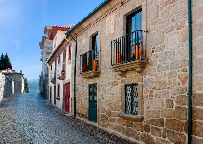 O que visitar perto do Porto: 8 aldeias de visita obrigatória Descubra o encanto das aldeias perto do Porto! Paisagens deslumbrantes e cheias de vida. Conheça 8 destinos imperdíveis para visitar perto do Porto.