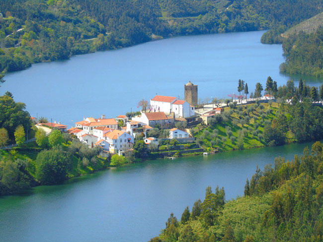12 destinos de férias baratos em Portugal Doze sugestões de destinos de férias baratos. São todos maravilhosos e permitem-lhe ter uns dias de descanso memoráveis a baixo custo.