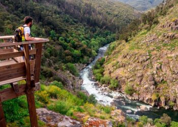 Passe um dia memorável nos mais bonitos passadiços do Norte de Portugal e apaixone-se pela beleza única que só eles têm!