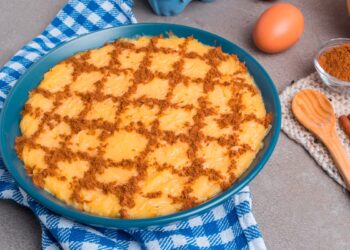 Aletria de água tradicional e cremosa servida em prato fundo com canela por cima