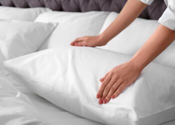 Saiba como lavar almofadas e deixá-las impecáveis com as nossas dicas eficazes para uma lavagem perfeita à mão ou na máquina