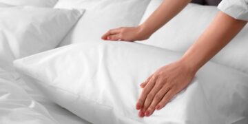 Saiba como lavar almofadas e deixá-las impecáveis com as nossas dicas eficazes para uma lavagem perfeita à mão ou na máquina