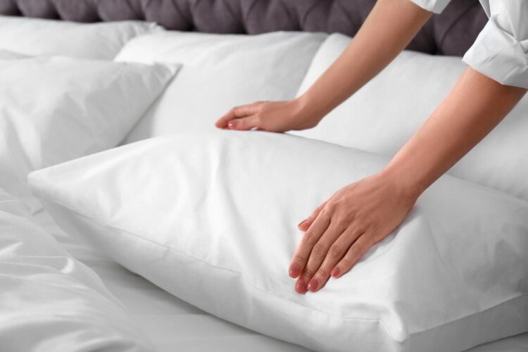 Saiba como lavar almofadas e deixá-las impecáveis com as nossas dicas eficazes para uma lavagem perfeita à mão ou na máquina