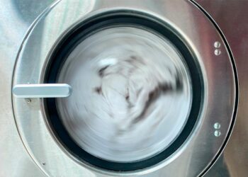 Saiba como lavar os lençóis como um profissional e desfrute de uma roupa de cama sempre fresca e limpa! Obtenha noites de sono revigorantes!