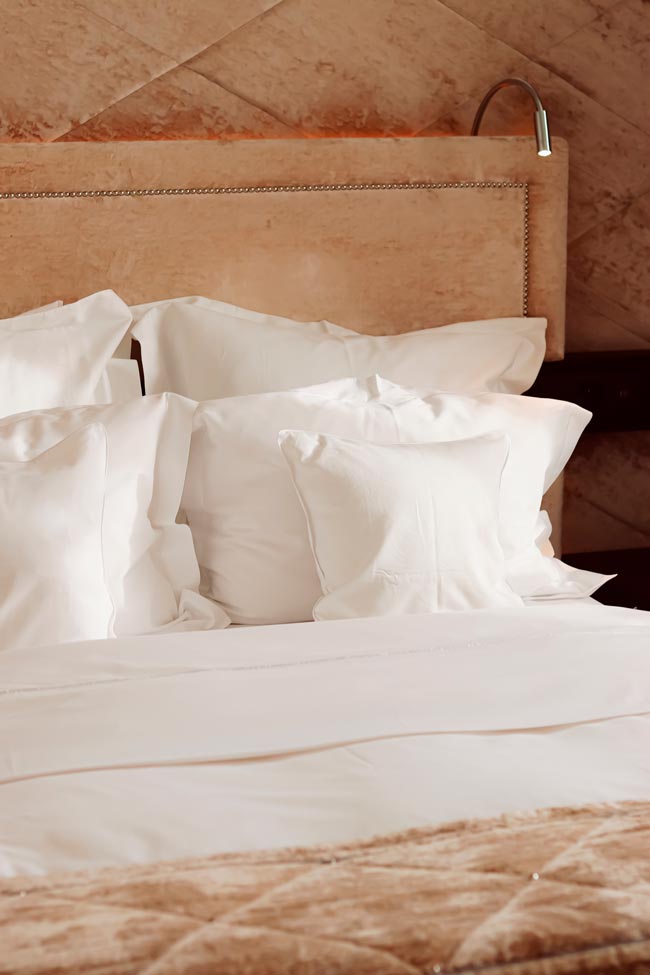Aprenda a lavar os lençóis como um profissional Saiba como lavar os lençóis como um profissional e desfrute de uma roupa de cama sempre fresca e limpa! Obtenha noites de sono revigorantes!