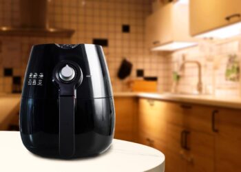 Se possui uma airfryer e deseja mantê-la em perfeitas condições de higiene, é importante saber fazer a sua manutenção. Veja como limpar a fritadeira a ar!