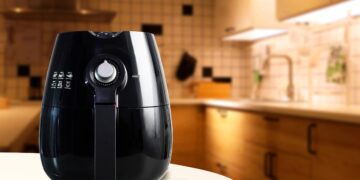 Se possui uma airfryer e deseja mantê-la em perfeitas condições de higiene, é importante saber fazer a sua manutenção. Veja como limpar a fritadeira a ar!