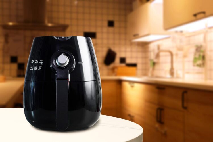 Aprenda a limpar a fritadeira a ar corretamente Se possui uma airfryer e deseja mantê-la em perfeitas condições de higiene, é importante saber fazer a sua manutenção. Veja como limpar a fritadeira a ar!