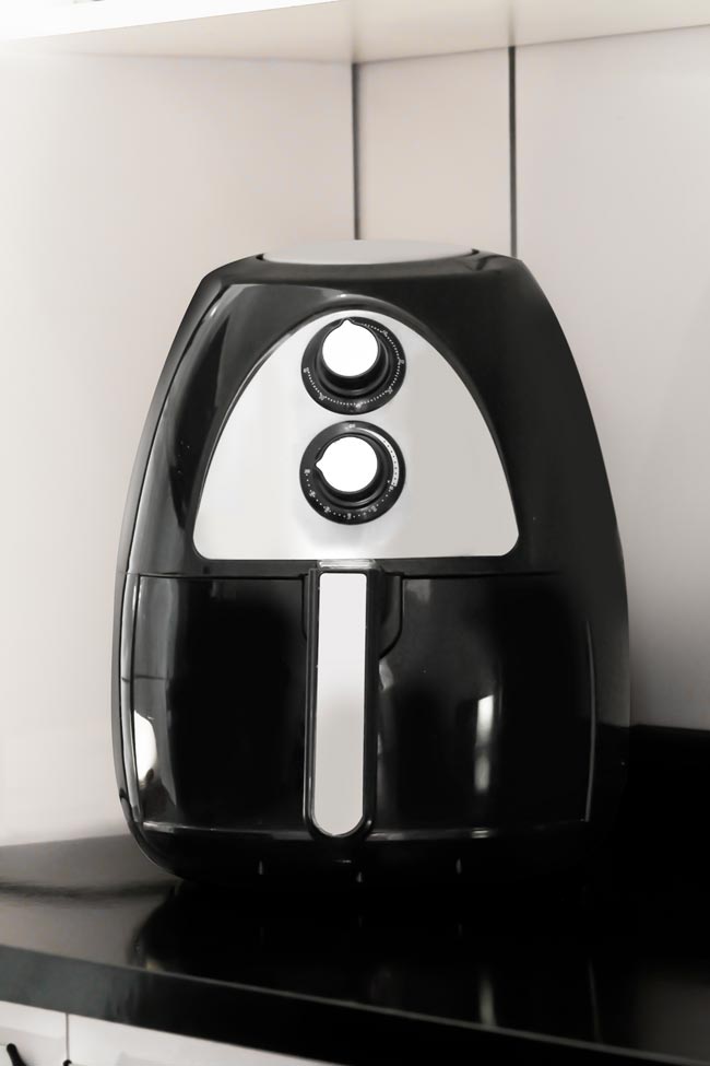 Aprenda a limpar a fritadeira a ar corretamente Se possui uma airfryer e deseja mantê-la em perfeitas condições de higiene, é importante saber fazer a sua manutenção. Veja como limpar a fritadeira a ar!