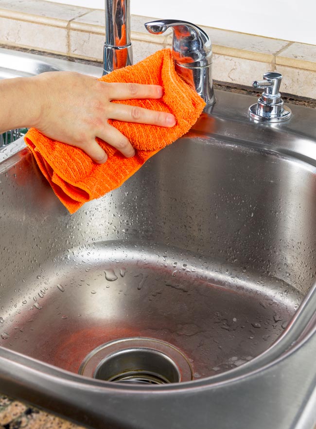 Aprenda a limpar aço inox e deixe tudo impecável Dê um toque de elegância à sua cozinha ou casa de banho. Veja como limpar aço inox de maneira que fique brilhante e livre de manchas!