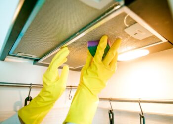 Descubra como limpar o filtro do exaustor e vai ver a sua cozinha ficar livre de gordura e odores indesejados. Não perca estas dicas!