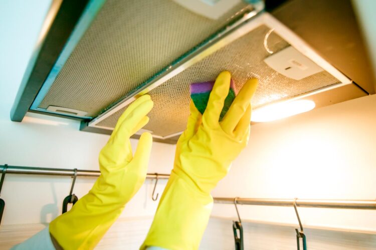 Descubra como limpar o filtro do exaustor e vai ver a sua cozinha ficar livre de gordura e odores indesejados. Não perca estas dicas!