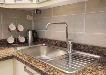 Diga adeus ao mau cheiro na banca da cozinha com dicas eficazes! Descubra soluções simples que funcionam e elimine odores desagradáveis.