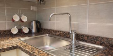 Diga adeus ao mau cheiro na banca da cozinha com dicas eficazes! Descubra soluções simples que funcionam e elimine odores desagradáveis.
