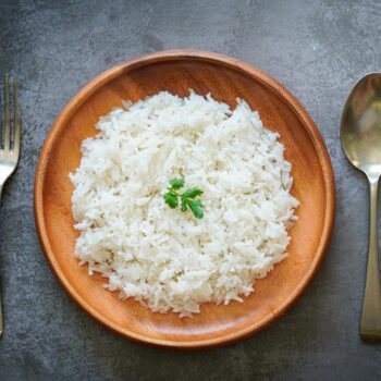 Procura uma receita infalível de arroz branco simples e saboroso? Conheça o nosso guia completo para preparar o arroz branco perfeito!