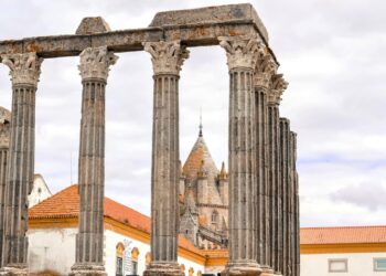 Conheça as 10 povoações mais belas do sul de Portugal! Cada qual com paisagens deslumbrantes, património histórico e uma atmosfera única.