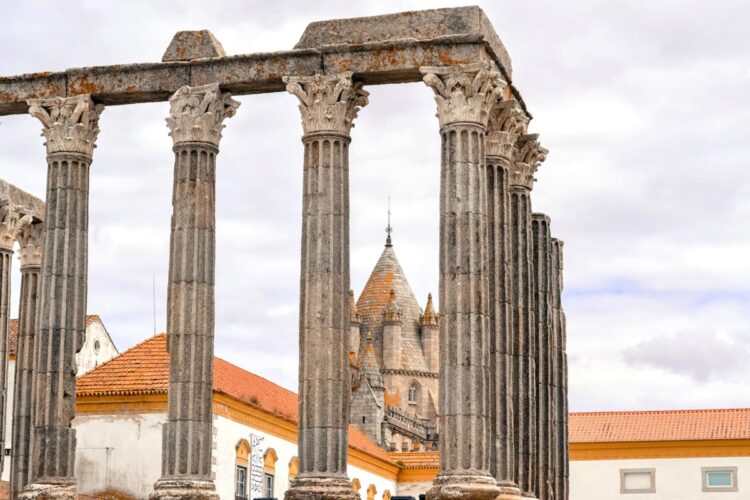 As 10 povoações mais belas do sul de Portugal segundo os espanhóis Conheça as 10 povoações mais belas do sul de Portugal! Cada qual com paisagens deslumbrantes, património histórico e uma atmosfera única.