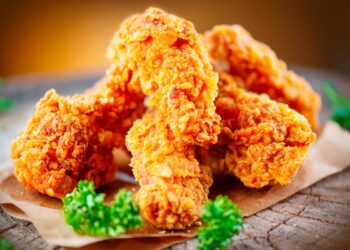 Descubra a receita irresistível de asas de frango fritas à americana, perfeitas para satisfazer os seus desejos por um prato saboroso e crocante.