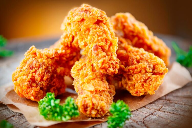 Asas de frango fritas à americana Descubra a receita irresistível de asas de frango fritas à americana, perfeitas para satisfazer os seus desejos por um prato saboroso e crocante.