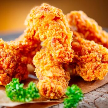 Descubra a receita irresistível de asas de frango fritas à americana, perfeitas para satisfazer os seus desejos por um prato saboroso e crocante.