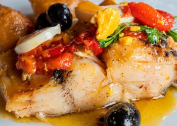 Delicie-se com esta combinação perfeita, Bacalhau no Forno com Cebolada! Uma receita clássica e reconfortante que irá encantar o seu paladar.