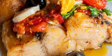 Delicie-se com esta combinação perfeita, Bacalhau no Forno com Cebolada! Uma receita clássica e reconfortante que irá encantar o seu paladar.