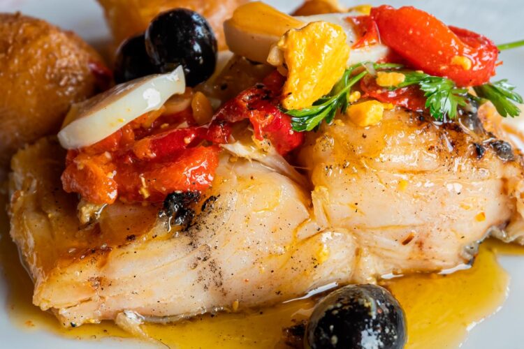 Delicie-se com esta combinação perfeita, Bacalhau no Forno com Cebolada! Uma receita clássica e reconfortante que irá encantar o seu paladar.