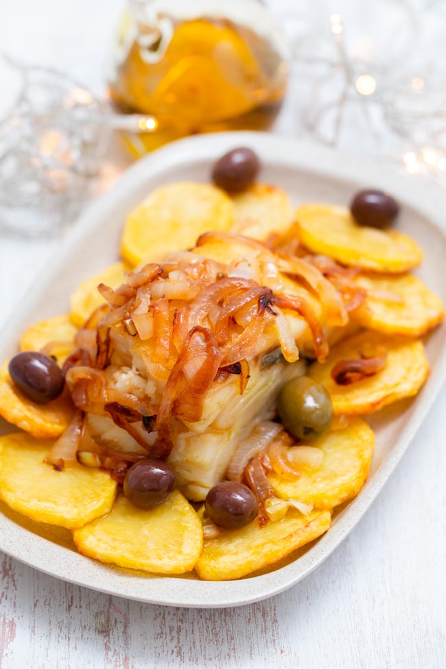 Bacalhau no forno com cebolada Delicie-se com esta combinação perfeita, Bacalhau no Forno com Cebolada! Uma receita clássica e reconfortante que irá encantar o seu paladar.