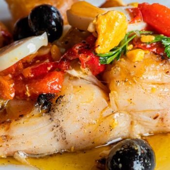 Delicie-se com esta combinação perfeita, Bacalhau no Forno com Cebolada! Uma receita clássica e reconfortante que irá encantar o seu paladar.