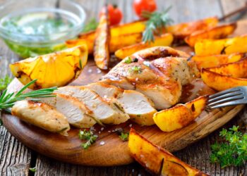 Experimente esta deliciosa receita de bifes de frango com alho e limão! É uma opção rápida e fácil para uma refeição deliciosa.