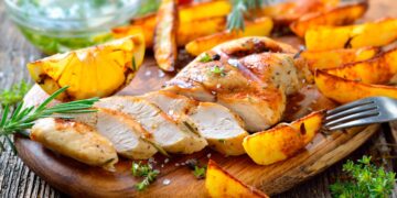 Experimente esta deliciosa receita de bifes de frango com alho e limão! É uma opção rápida e fácil para uma refeição deliciosa.