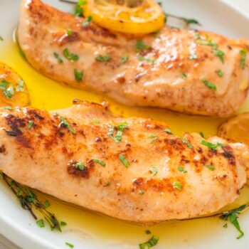 Experimente esta deliciosa receita de bifes de frango com alho e limão! É uma opção rápida e fácil para uma refeição deliciosa.