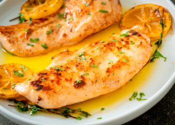 Aprenda os truques para preparar bifes de frango no forno! Esta receita fácil e rápida resulta em bifes suculentos, macios e cheios de sabor.