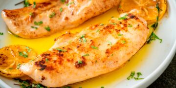 Aprenda os truques para preparar bifes de frango no forno! Esta receita fácil e rápida resulta em bifes suculentos, macios e cheios de sabor.