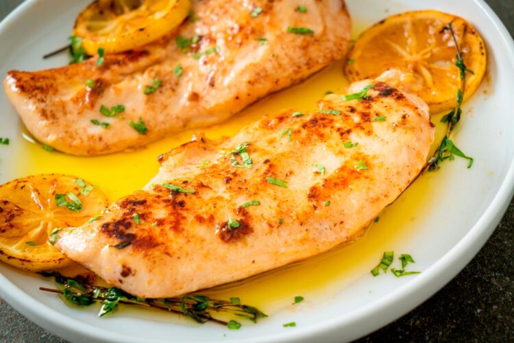 Aprenda os truques para preparar bifes de frango no forno! Esta receita fácil e rápida resulta em bifes suculentos, macios e cheios de sabor.