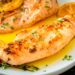 Aprenda os truques para preparar bifes de frango no forno! Esta receita fácil e rápida resulta em bifes suculentos, macios e cheios de sabor.