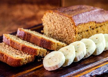 Experimente a nossa deliciosa receita de bolo de banana húmido e fofo! A combinação perfeita de sabores e texturas que sai sempre bem.