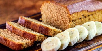 Experimente a nossa deliciosa receita de bolo de banana húmido e fofo! A combinação perfeita de sabores e texturas que sai sempre bem.