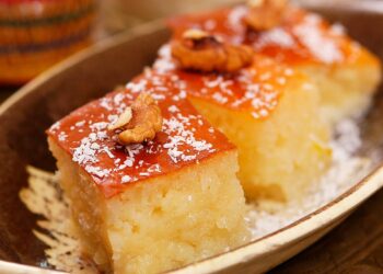 Prepare esta receita irresistível de Bolo de Limão Húmido e Fofo e surpreenda-se a cada mordida. Um lanche que todos vão adorar!