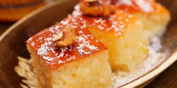 Prepare esta receita irresistível de Bolo de Limão Húmido e Fofo e surpreenda-se a cada mordida. Um lanche que todos vão adorar!