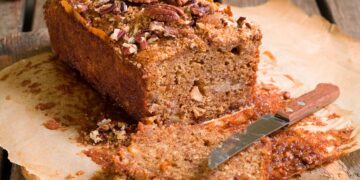 Desfrute de um delicioso bolo de noz e mel, uma combinação irresistível de sabores. Prepare esta receita simples que vai ser um sucesso absoluto.