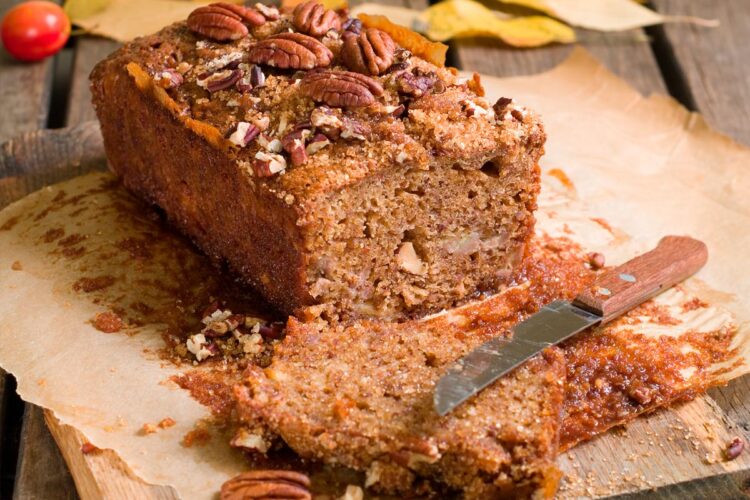 Desfrute de um delicioso bolo de noz e mel, uma combinação irresistível de sabores. Prepare esta receita simples que vai ser um sucesso absoluto.
